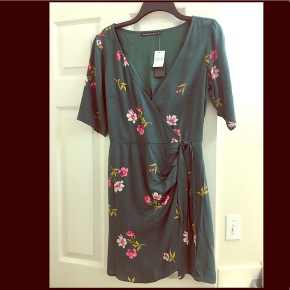 Abercrombie & Fitch Dresses & Skirts - Abercrombie and Fitch floral dress